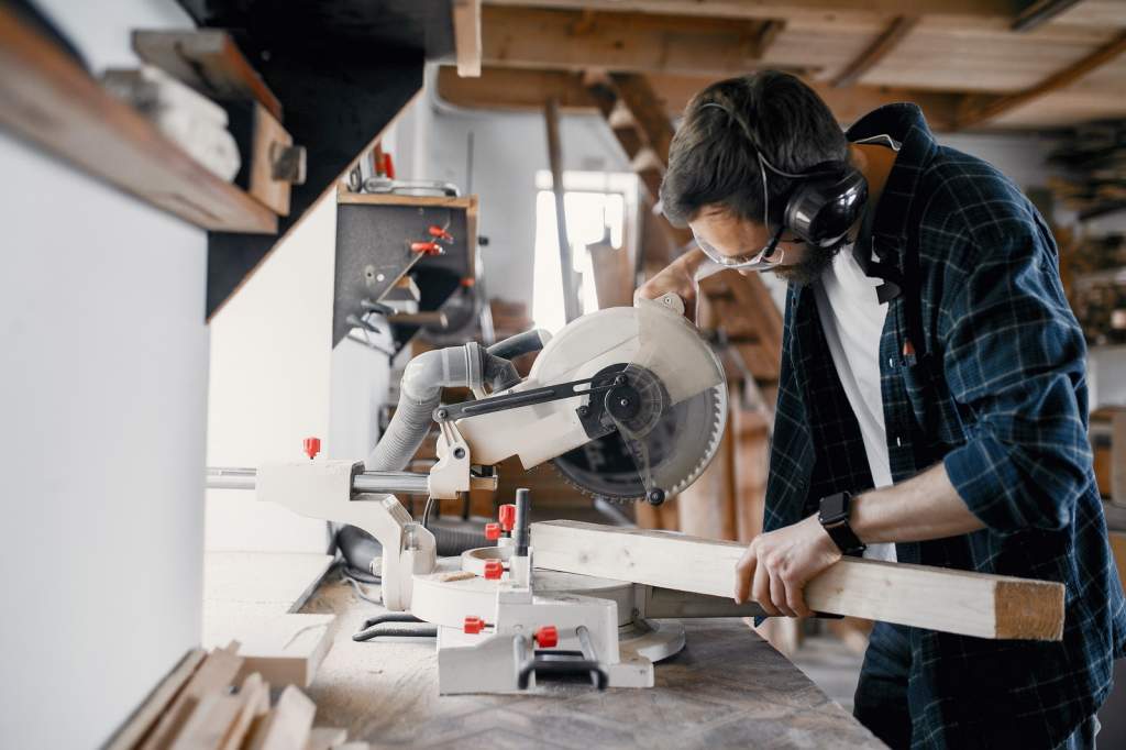 carpenter working with circular saw utc resize