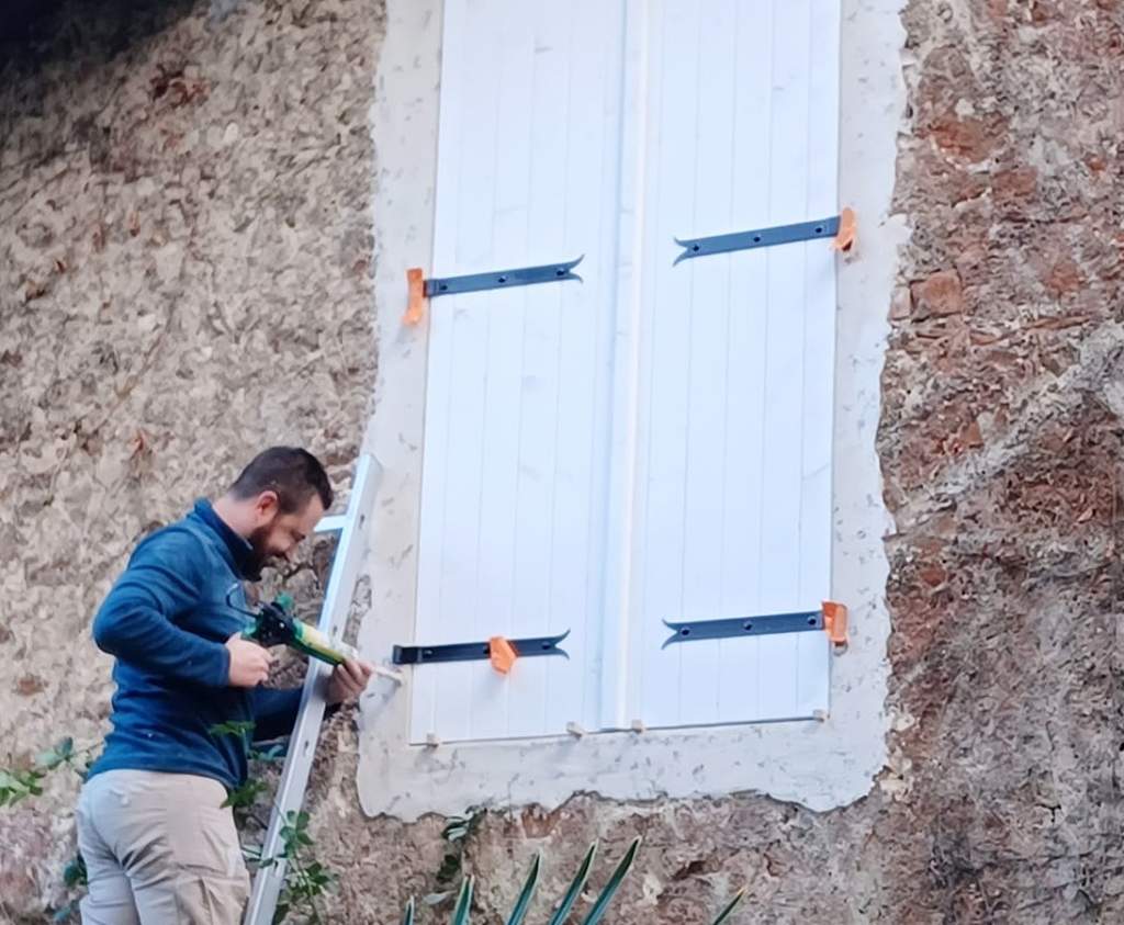 Remplacement des gonds fenetres landes